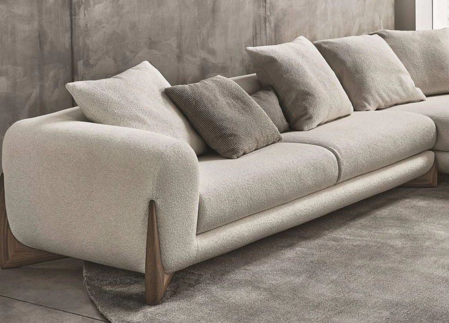 Καναπες γωνια SAVONA με ξυλινα ποδια και ιταλικο design, Γωνιακος καναπες αρκετα μεγαλος που γινεται καναπες κρεβατι, μοντερνος καναπες σε πολλα χρωματα με λευκο μπουκλε χρωμα και αμερικανικη καρυδια στα ποδια