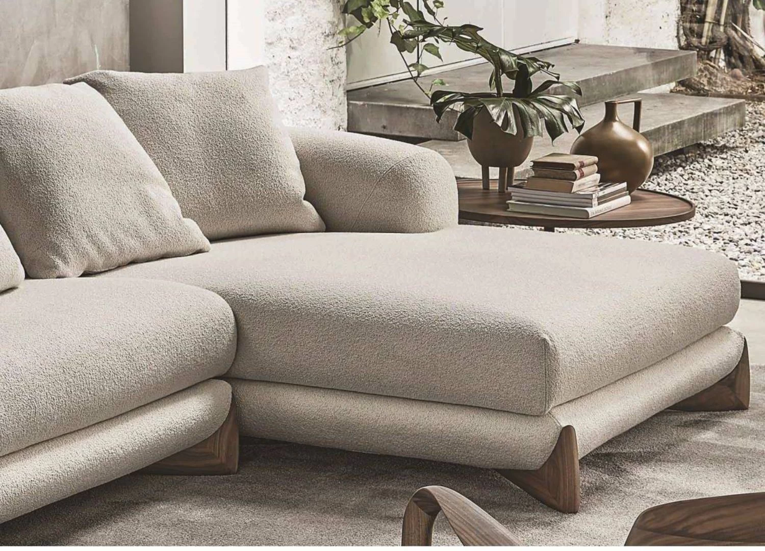 Καναπες γωνια SAVONA με ξυλινα ποδια και ιταλικο design, Γωνιακος καναπες αρκετα μεγαλος που γινεται καναπες κρεβατι, μοντερνος καναπες σε πολλα χρωματα με λευκο μπουκλε χρωμα και αμερικανικη καρυδια στα ποδια