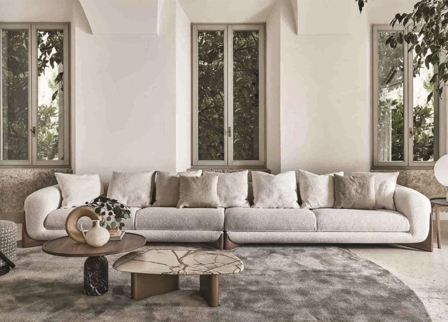 Καναπες γωνια SAVONA με ξυλινα ποδια και ιταλικο design, Γωνιακος καναπες αρκετα μεγαλος που γινεται καναπες κρεβατι, μοντερνος καναπες σε πολλα χρωματα με λευκο μπουκλε χρωμα και αμερικανικη καρυδια στα ποδια