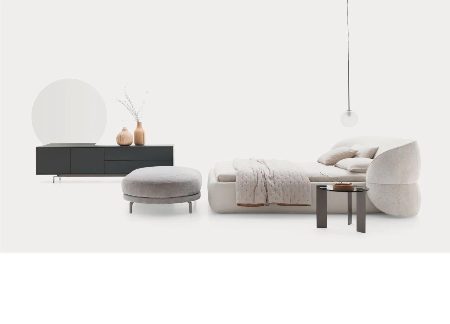Κρεβάτι Ιταλικού design με στρογγυλό κεφαλάρι, ύφασμα & δέρμα, διαθέσιμο σε ποικιλία χρωμάτων. Ιδανικό για τοποθέτηση στο κέντρο του δωματίου. Σε λευκο μπουκλε υφασμα και χρωμα