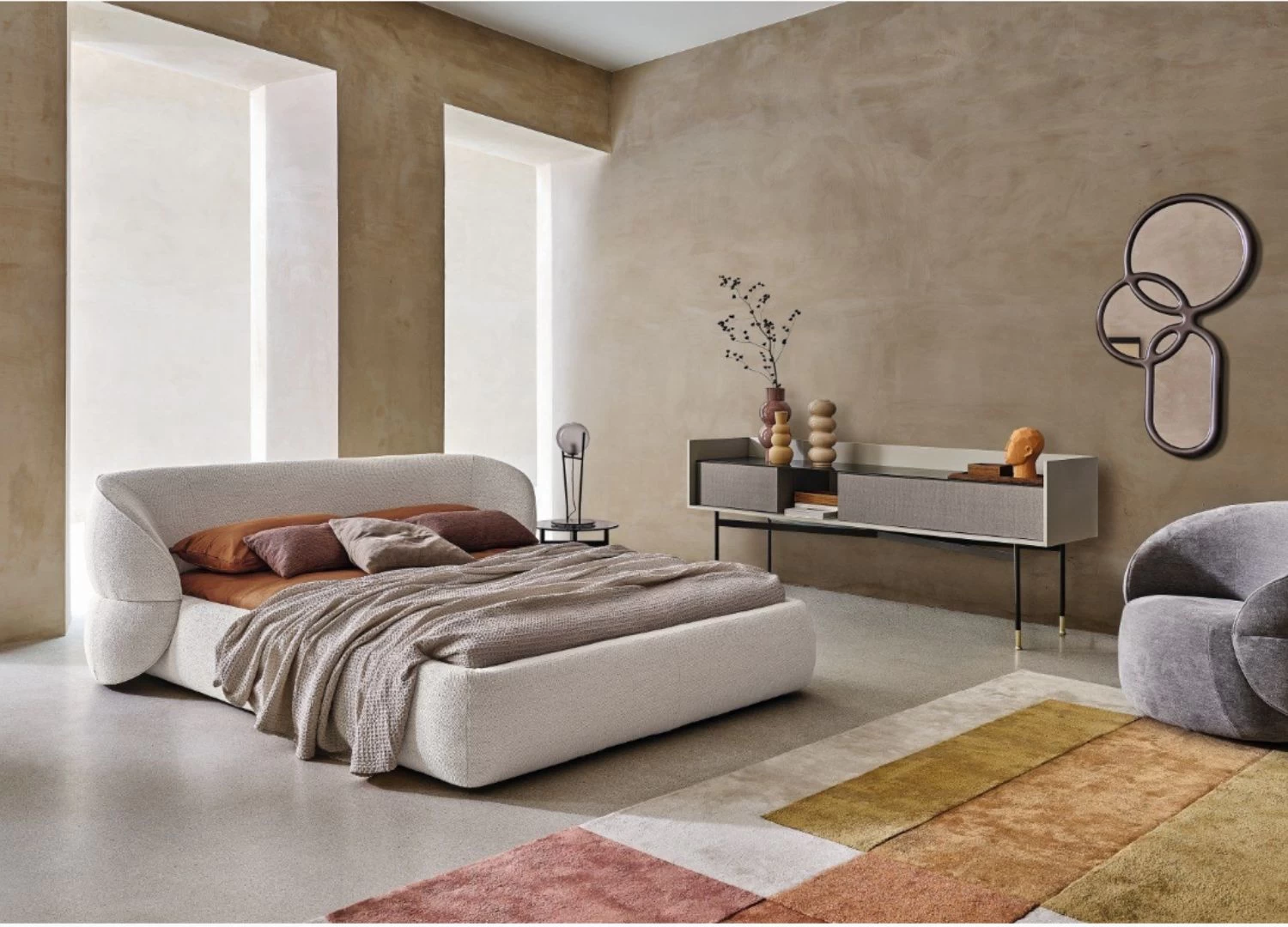 Κρεβάτι Ιταλικού design με στρογγυλό κεφαλάρι, ύφασμα & δέρμα, διαθέσιμο σε ποικιλία χρωμάτων. Ιδανικό για τοποθέτηση στο κέντρο του δωματίου. Σε λευκο μπουκλε υφασμα και χρωμα