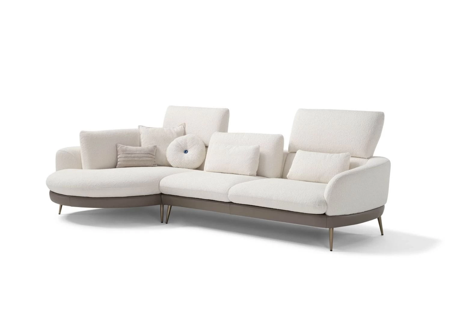 Ανακαλύψτε τον γωνιακό καναπέ Isabella με μοντέρνο design, ψηλά μεταλλικά πόδια και μηχανισμό ρύθμισης πλάτης για απόλυτη άνεση. 100% ιταλική κατασκευή, προσαρμόζεται στις ανάγκες σας!  Σε χρωμα λευκο με ξυλινη καφε μπαζα