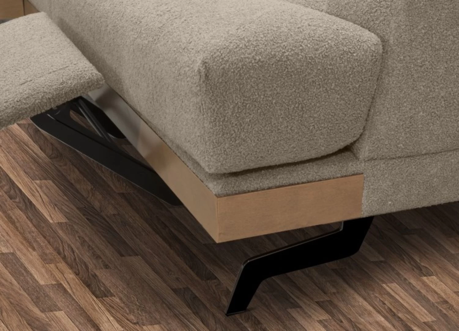 Ο γωνιακός καναπές Barolo συνδυάζει minimal design, ξύλινη βάση, μεταλλικά πόδια και φορετό easy-clean ύφασμα. Ελληνικής κατασκευής, διαθέσιμος σε διαστάσεις , Σε χρωμα γκριζο και καφε