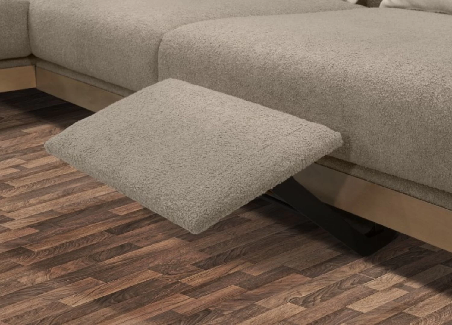 Ο γωνιακός καναπές Barolo συνδυάζει minimal design, ξύλινη βάση, μεταλλικά πόδια και φορετό easy-clean ύφασμα. Ελληνικής κατασκευής, διαθέσιμος σε διαστάσεις , Σε χρωμα γκριζο και καφε