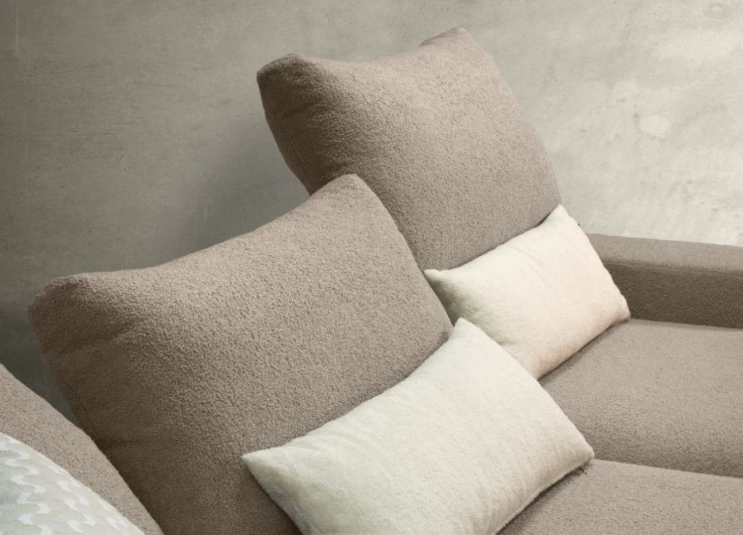Ο γωνιακός καναπές Barolo συνδυάζει minimal design, ξύλινη βάση, μεταλλικά πόδια και φορετό easy-clean ύφασμα. Ελληνικής κατασκευής, διαθέσιμος σε διαστάσεις , Σε χρωμα γκριζο και καφε