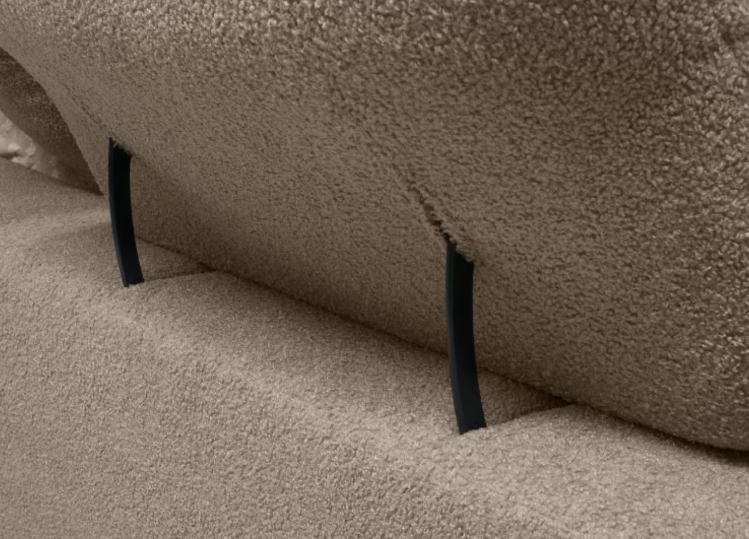 Ο γωνιακός καναπές Barolo συνδυάζει minimal design, ξύλινη βάση, μεταλλικά πόδια και φορετό easy-clean ύφασμα. Ελληνικής κατασκευής, διαθέσιμος σε διαστάσεις , Σε χρωμα γκριζο και καφε