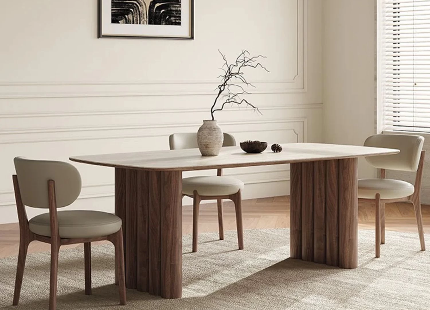 Τραπέζι τραπεζαρίας Cynthia με vintage design και επιφάνεια rock slab. Ιδανικό για χώρους που συνδυάζουν κλασική φινέτσα με μοντέρνα κομψότητα.