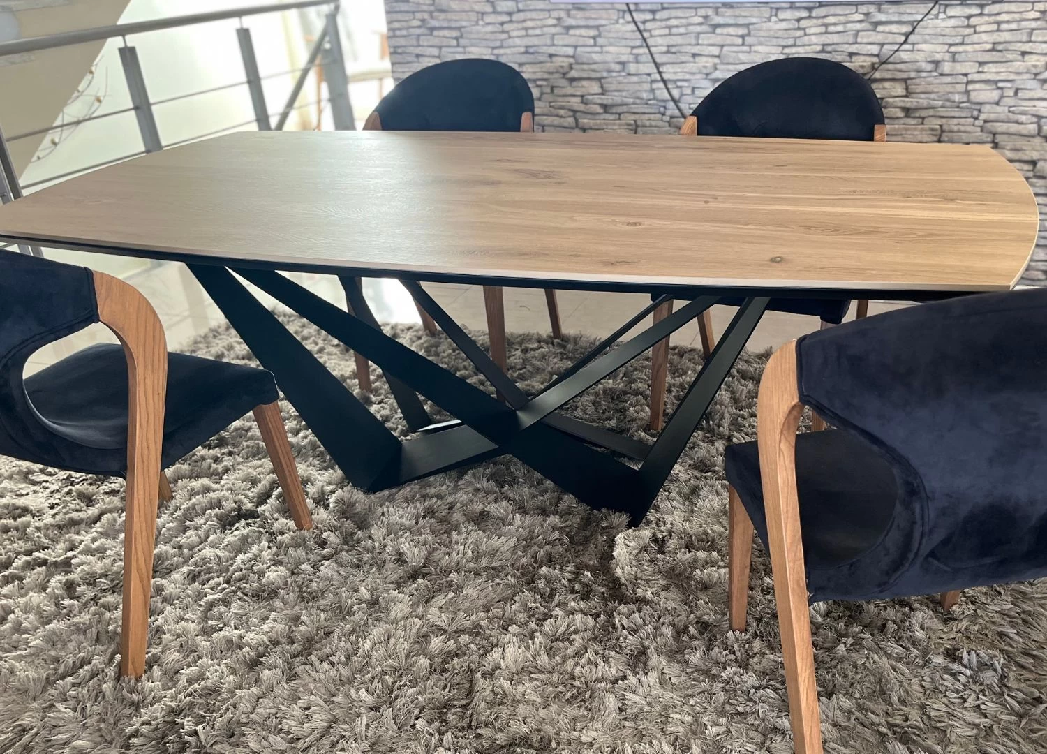 Τραπέζι τραπεζαρίας Milano με ιταλική κεραμική επιφάνεια σε όψη ξύλου & μαύρη σφυρήλατη μεταλλική βάση. Ανθεκτικό σε γρατζουνιές, νερό και θερμότητα. Διαστάσεις