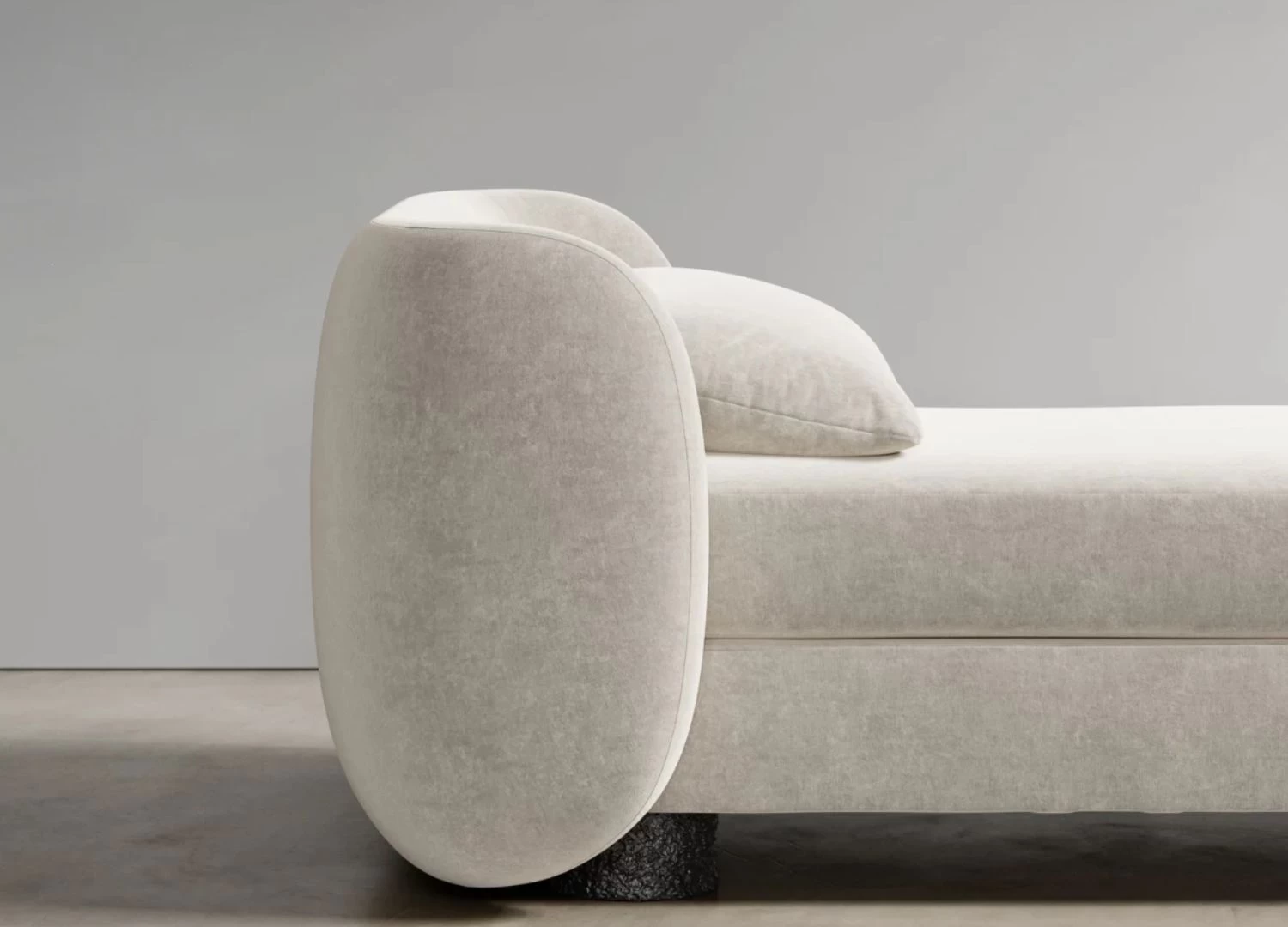 Ανακαλύψτε το σκαμπό Pallas από τη συλλογή linea di salotti. Minimal design με στρογγυλεμένες γραμμές, πολυτελή ταπετσαρία και λειτουργικότητα ως σκαμπό, υποπόδιο ή bench. Ιδανικό για σαλόνι ή υπνοδωμάτιο.