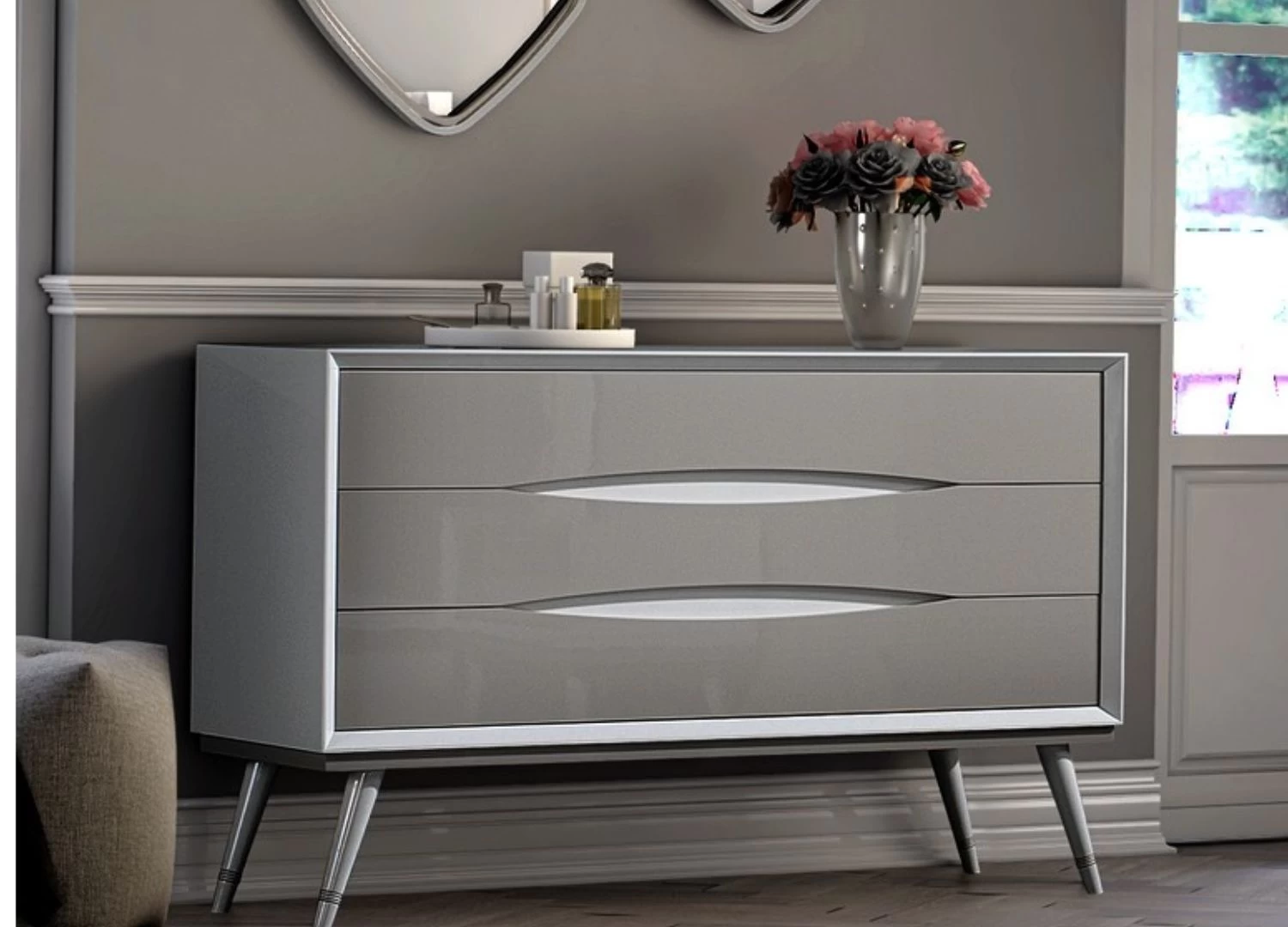 Η συρταριέρα MARA προσφέρει minimal design και πρακτικότητα. Κατασκευασμένη από μασίφ ξύλο, MDF και φυσικό καπλαμά, διαθέτει 3 μεγάλα συρτάρια και διαστάσεις 140×50×90 εκ. Διατίθεται από τη Linea di Salotti.