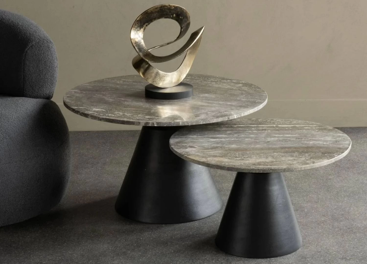 Τραπεζάκι σαλονιού Smith από τη Libra Interiors, με μεταλλική βάση ανθρακί και επιφάνεια από φυσικό τραβερτίνη. Μοντέρνος σχεδιασμός, ανθεκτική κατασκευή και διακριτική πολυτέλεια για κάθε σαλόνι.