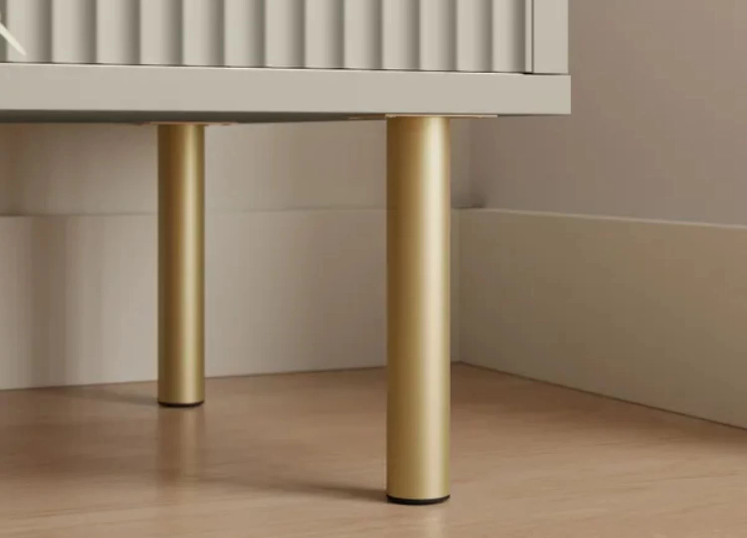 Το έπιπλο τηλεόρασης LUNATIC συνδυάζει μοντέρνο σχεδιασμό και πολυτέλεια. Με ραβδωτή πρόσοψη, ματ χρυσές λεπτομέρειες και ευρύχωρους αποθηκευτικούς χώρους, προσφέρει κομψότητα και πρακτικότητα στο σαλόνι σας.