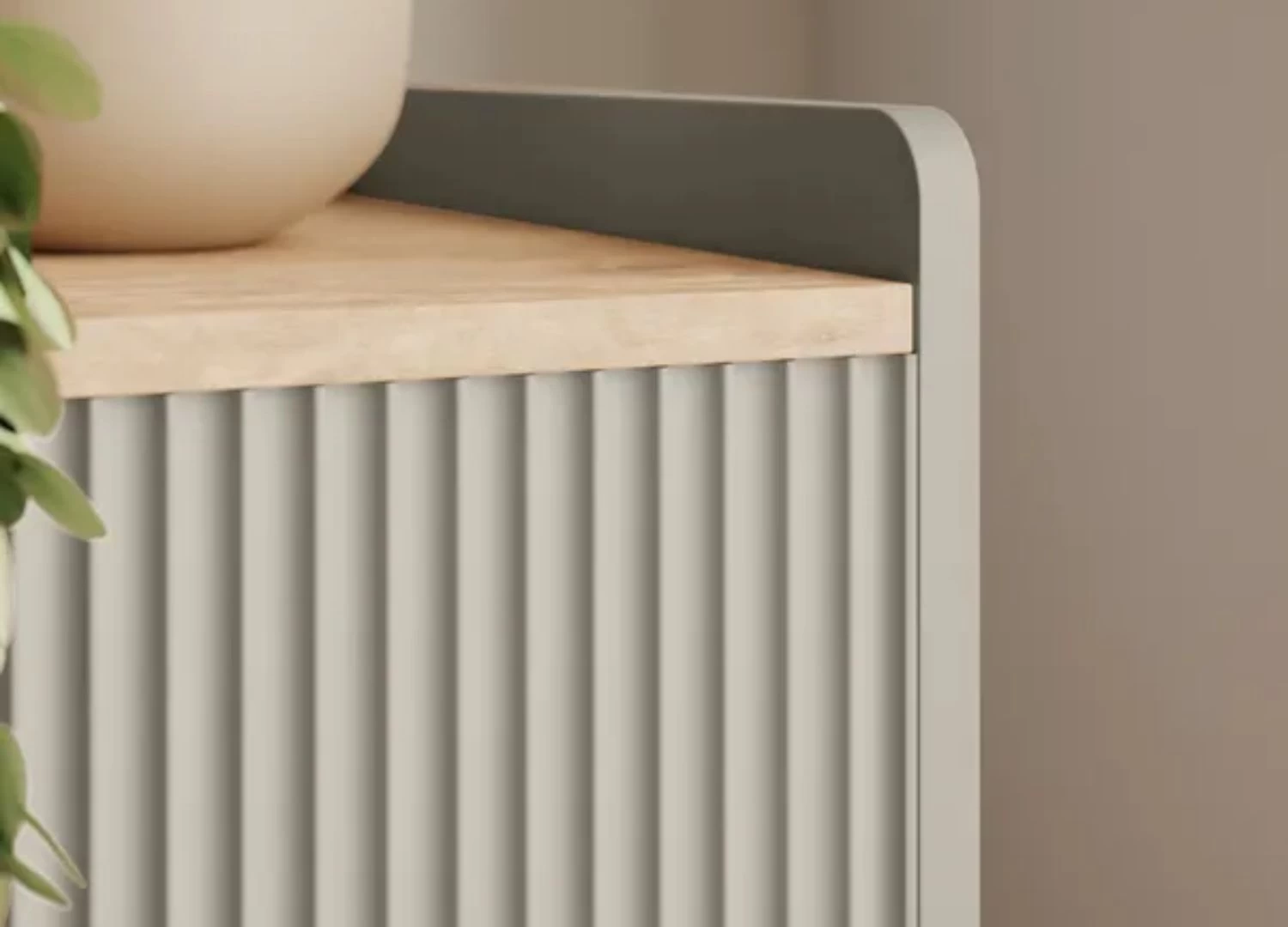 Το έπιπλο τηλεόρασης LUNATIC συνδυάζει μοντέρνο σχεδιασμό και πολυτέλεια. Με ραβδωτή πρόσοψη, ματ χρυσές λεπτομέρειες και ευρύχωρους αποθηκευτικούς χώρους, προσφέρει κομψότητα και πρακτικότητα στο σαλόνι σας.